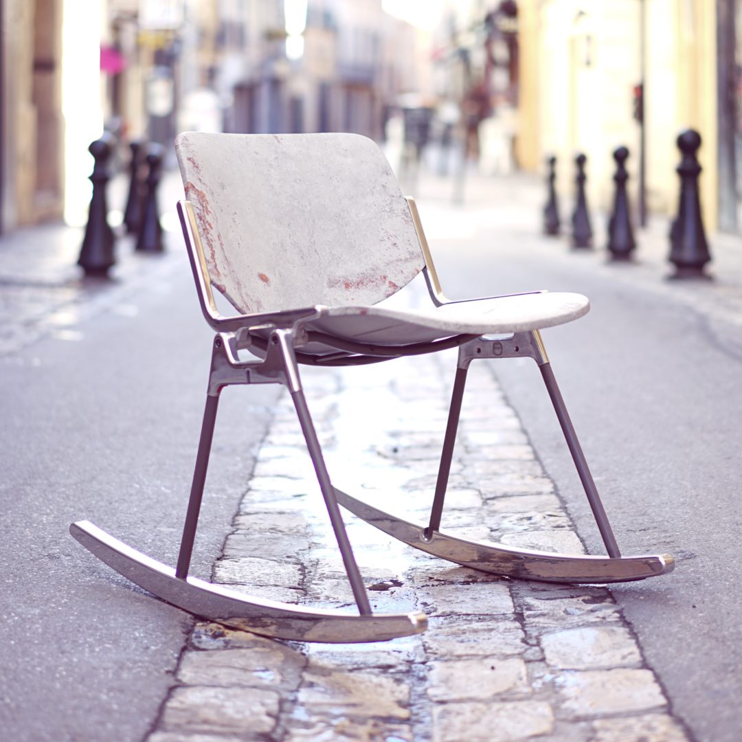 chaise à bascule RIOH, placage pierre naturelle